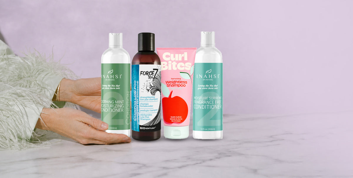 Pelo ondulado definido con el método wavy y productos ligeros