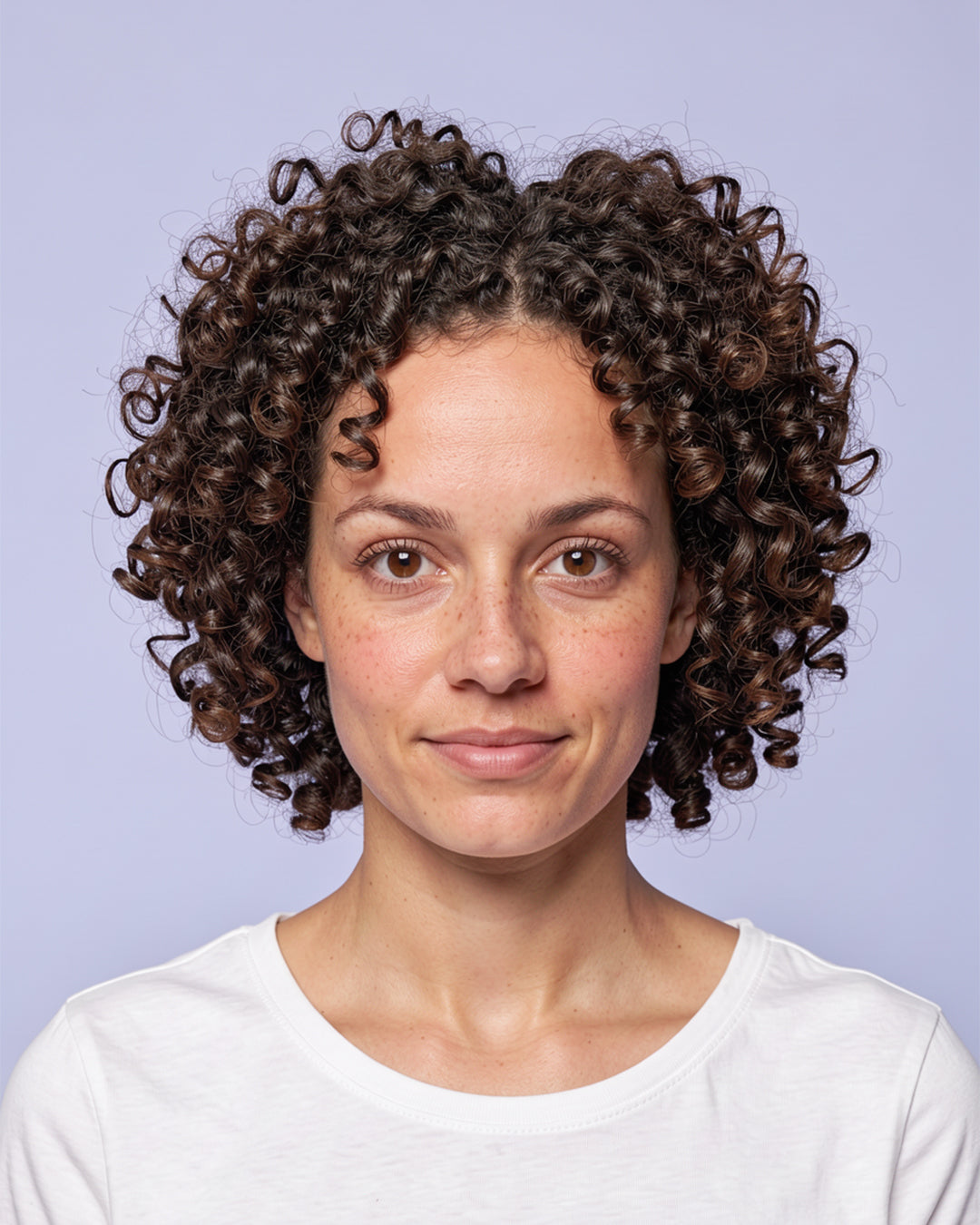 Mujer con pelo afro 4C de rizo muy cerrado y denso